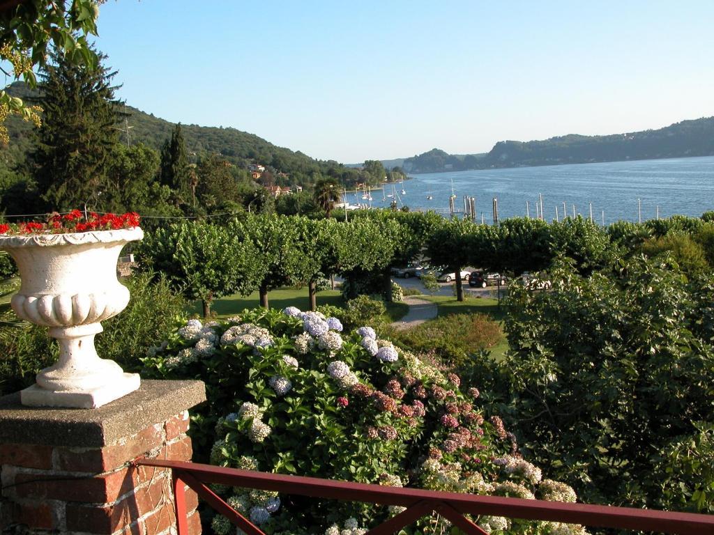 Il Sole Di Ranco Hotel Exterior photo